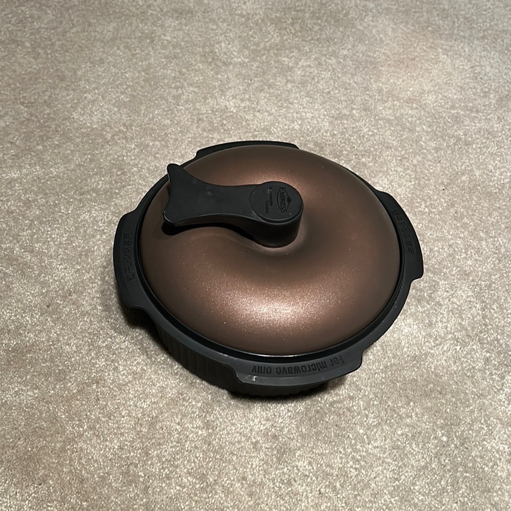 Brand new microwaveable cooker